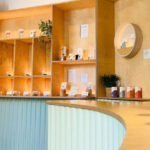 En todas nuestras tiendas de CBD puedes ver y oler en los expositores especializados para ver el producto de cerca. Tienda de CBD de Donosti con un expositor especialmente diseñado para esa tienda
